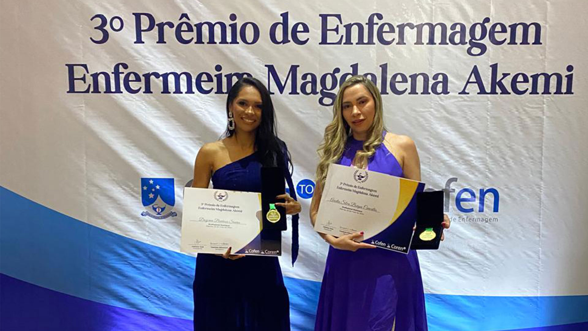 Dayana Soares (esq.) e Aricelia Silva, enfermeiras da UPA Araguaína, foram reconhecidas e premiadas na 3ª edição do Prêmio de Enfermagem Magdalena Akemi, em Palmas (Foto: Coren-TO)