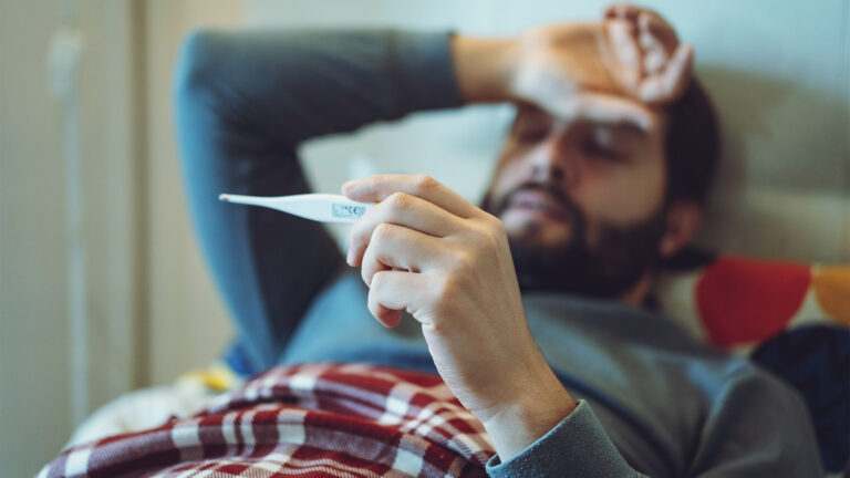 Em meio ao aumento nos casos de síndromes gripais, pessoas com doenças respiratórias crônicas devem ficar atentas aos sinais de piora e buscar atendimento de urgência. (Foto: Freepik)