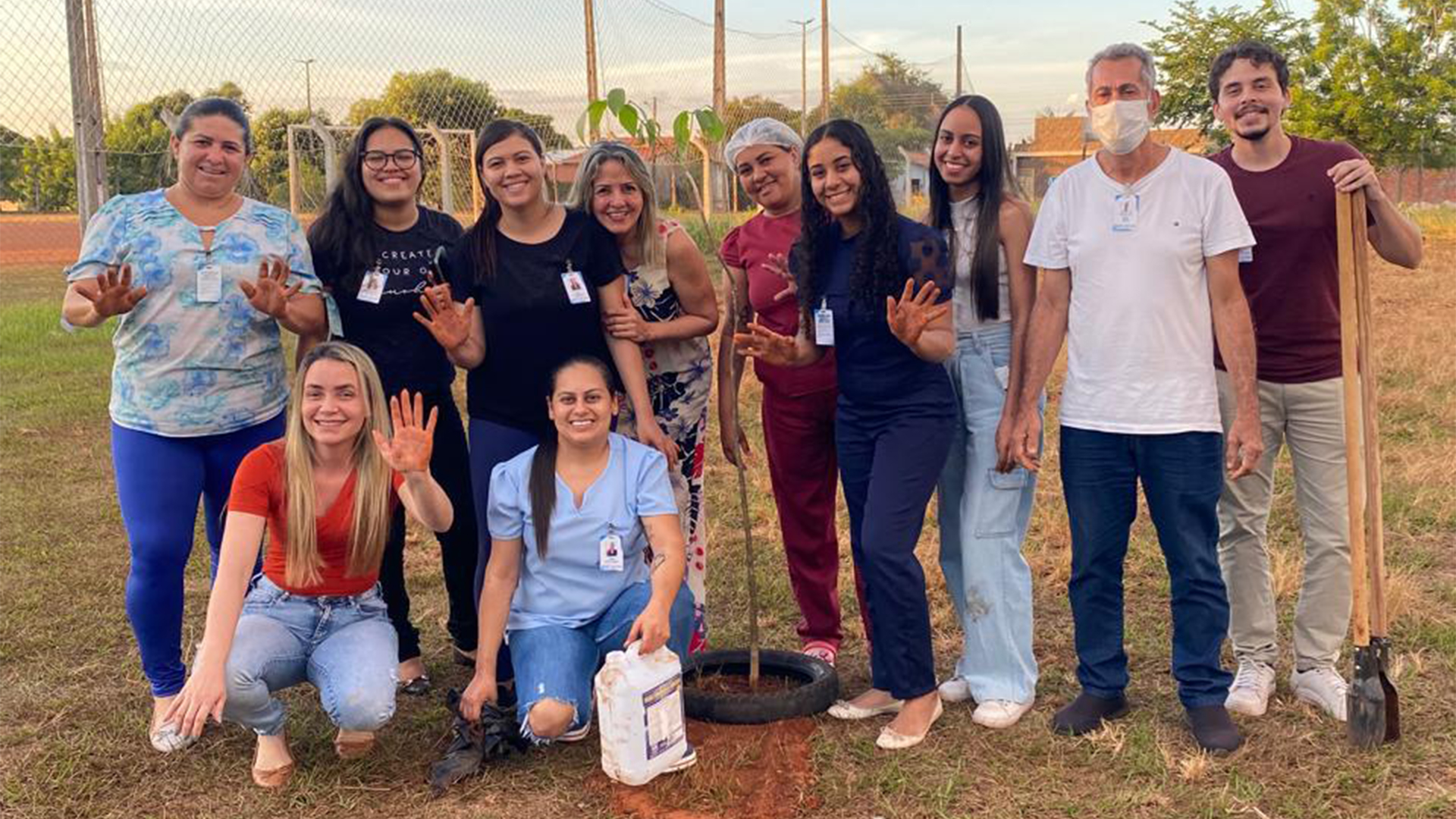 Ao todo, nove espécies nativas da região, como Ipê, Oiti e Caju, foram plantadas e, a partir de agora, os cuidados são diários. (Foto: Sara Tavares)