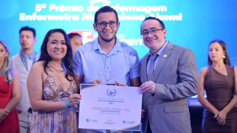 Madson Alan Santana Silva foi premiado na 5ª edição do Prêmio de Enfermagem Magdalena Akemi. É a terceira vez que profissionais da UPA de Araguaína recebem a honraria. (Foto: Coren-TO)